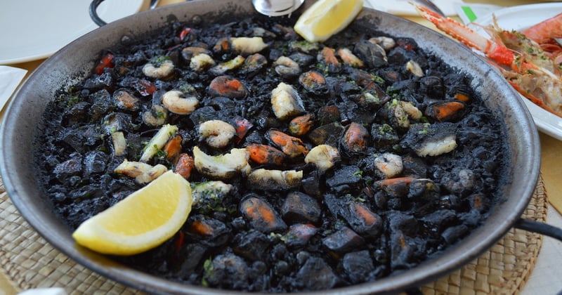 Paella espagnole aux fruits de mer : la recette authentique qui impressionne