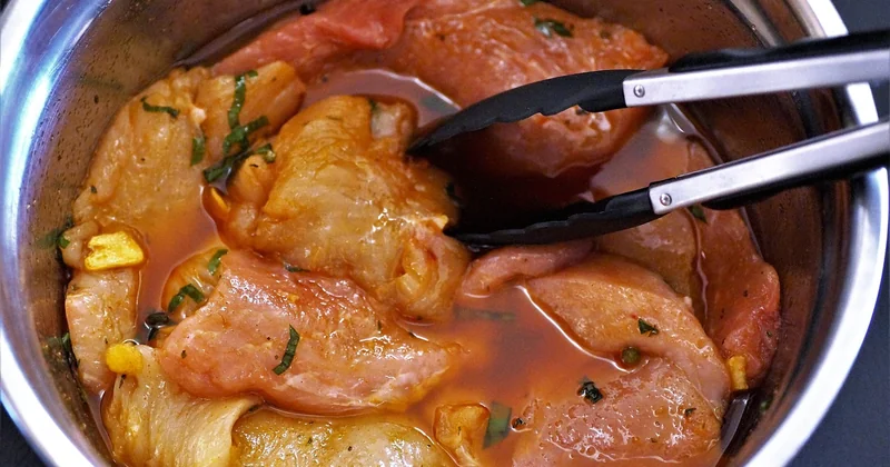 La marinade de 24 h : utile ou marketing ?